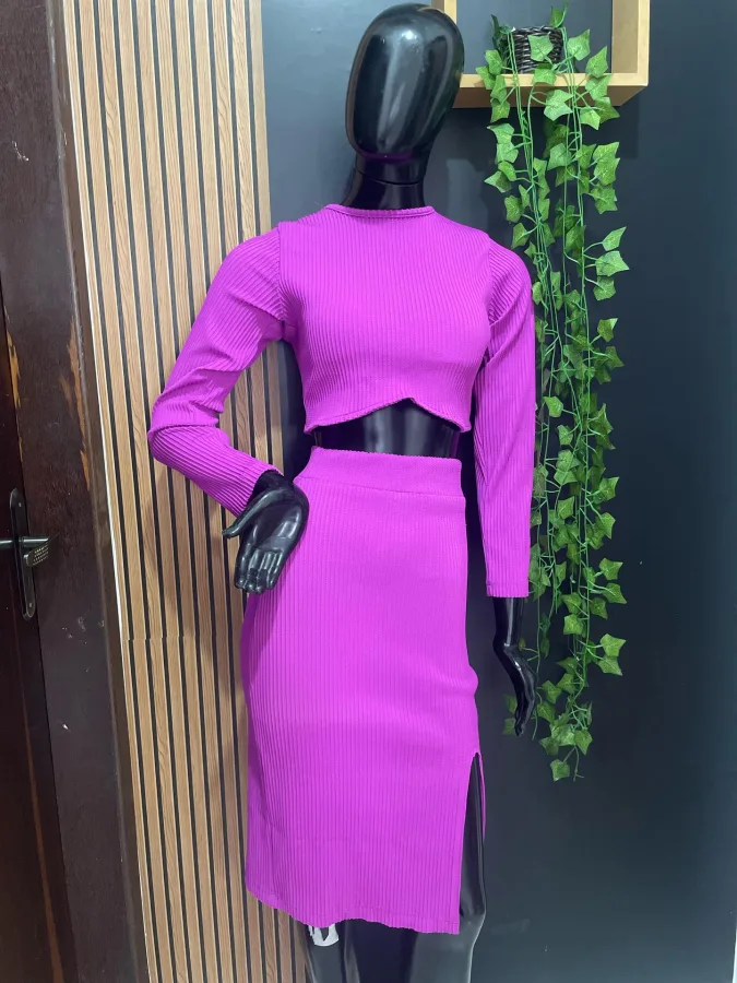Conjunto cropped e saia midi roxo